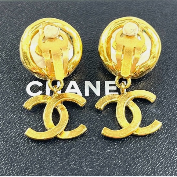 Chanel Faux Pearl CC drop Earrings Gold plated 24 kt - Picture 4 of 9